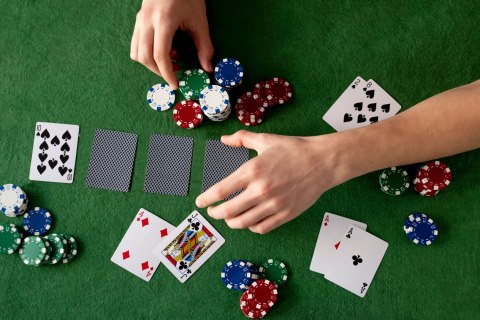 ZESTAW DO POKERA BLACKJACKA 500 ŻETONÓW 2 TALIE KART KOŚCI MATA DO GRY ZAMYKANA WALIZKA
