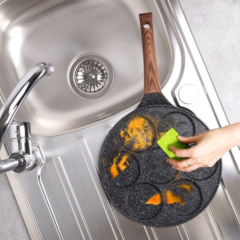 Patelnia granitowa do jajek sadzonych placków pancakes 7 otworów BLACK&WOOD 26 cm VILDE 199008