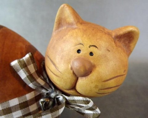 Ceramiczna Figurka Stojącego Kota w Kraciastą Wstążką i Dzwoneczkiem, Kolor Brązowy, 12x15 cm